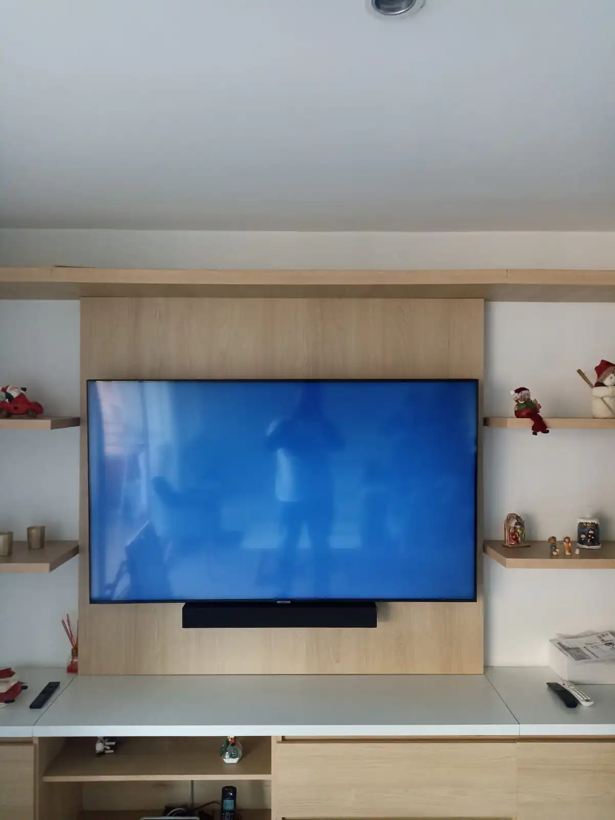 soporte para tv instalado en mueble